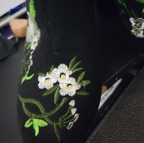 Forever21 embroidered black suede  boot - Picture 2 of 6